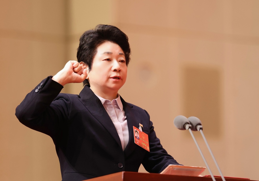昨天上午，市十六屆人大二次會議憲法宣誓儀式舉行。新當選的市人大常委會主任黃莉新進行憲法宣誓。袁婧 攝  .jpeg