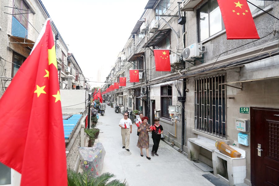 “國旗弄堂”里，居民家門口、圍墻上都懸掛著五星紅旗，慶祝中華人民共和國成立75周年。記者 蔣迪雯 攝.jpg