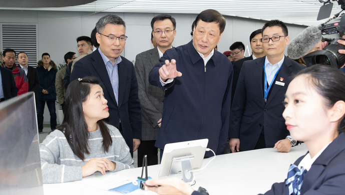 2018年12月27日，應勇市長來到徐匯區行政服務中心，現場察看“一網通辦”推進情況。