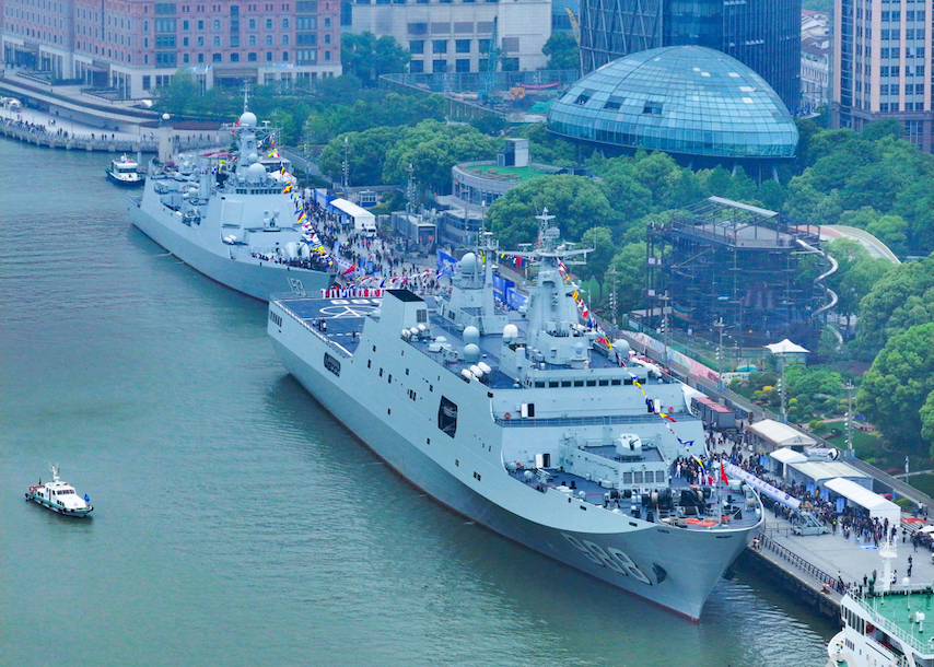 兩艘現役主戰艦艇滬上首開放 高掛滿旗慶節日 靜臥浦江迎客來