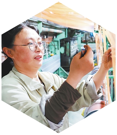 江蘇連云港高新區海州工業園內，一家外貿企業的工人在趕制產品。.jpg