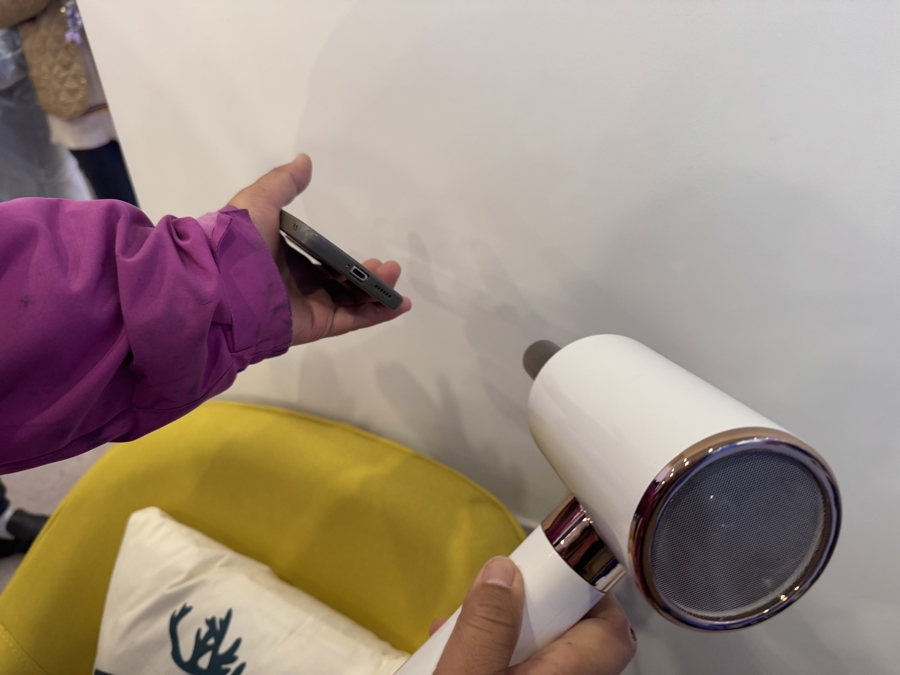 小哥驛站提供周到服務(wù)，還有吹風(fēng)機(jī)能讓騎手們在雨天能吹干“吃飯家伙”.jpg