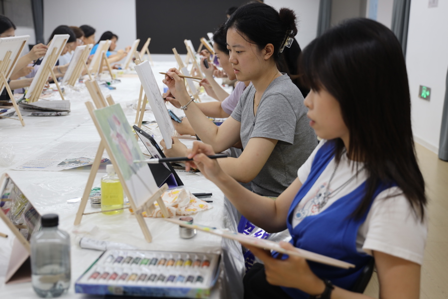 市民在上海民生現代美術館教學點上油畫課。 資料圖片  .jpg
