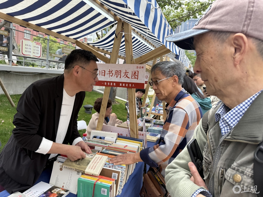 參加“舊書(shū)朋友圈”的傳記作家羅銀勝為讀者熱情介紹書(shū)籍。 施晨露 攝  .jpeg